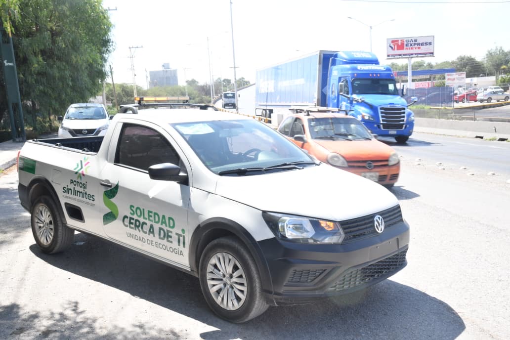 Unidad de Ecología Municipal de Soledad durante recorridos de vigilancia ambiental en vialidades principales.