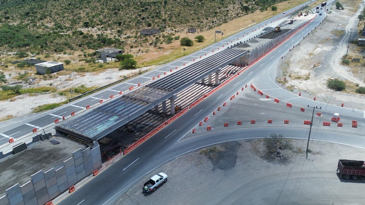 Vista aérea de los trabajos de modernización de la carretera San Luis Potosí-Matehuala, con avances en entronques y pavimentación.