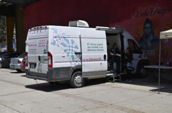 Unidad móvil de salud durante jornada de prevención del cáncer para mujeres en Soledad de Graciano Sánchez