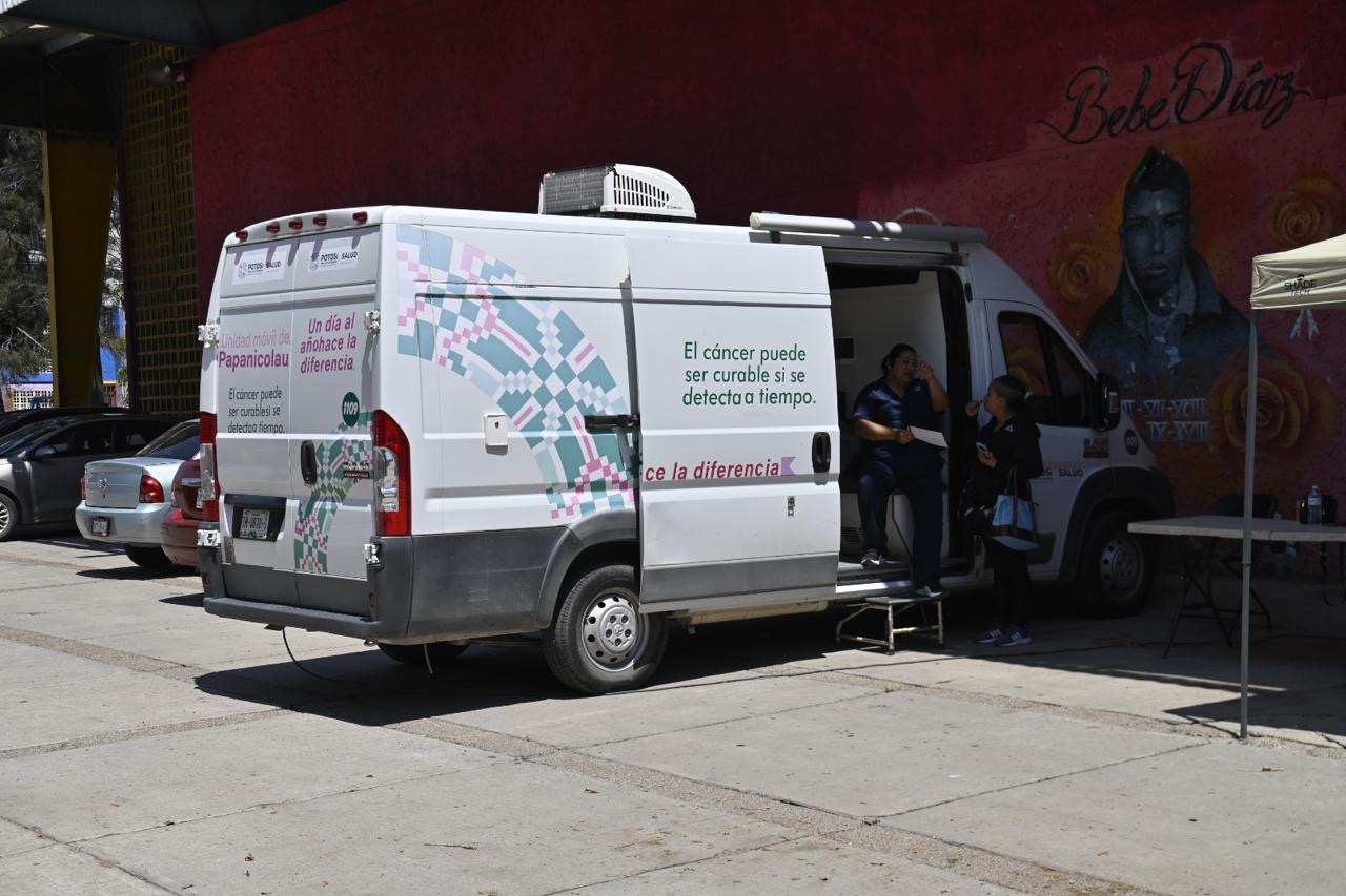 Unidad móvil de salud durante jornada de prevención del cáncer para mujeres en Soledad de Graciano Sánchez