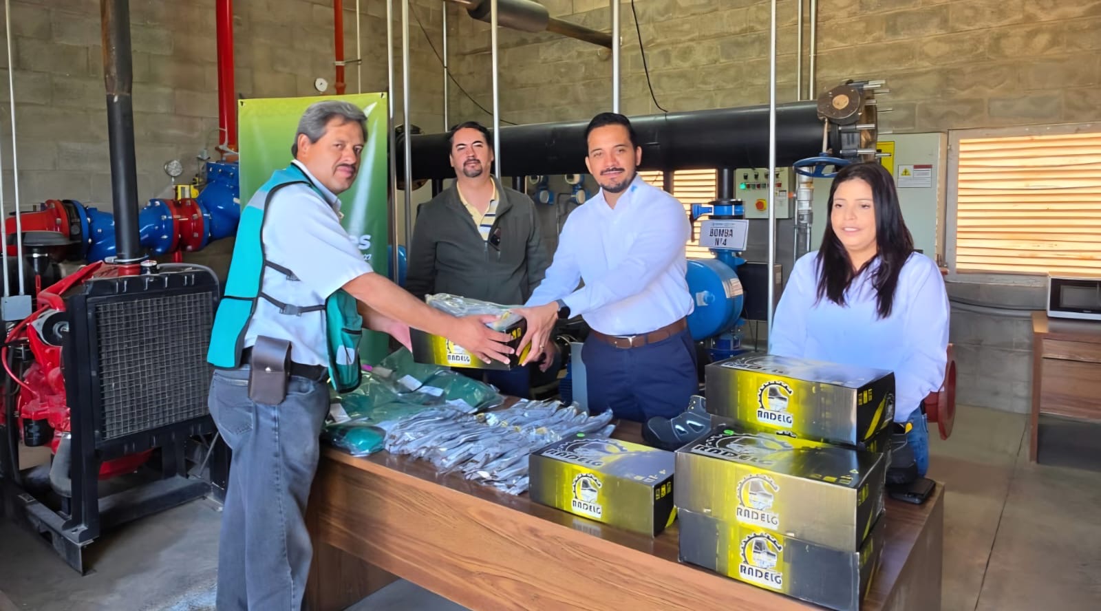 Personal de la Comisión Estatal del Agua recibe equipo de protección para labores operativas en Ciudad Satélite y la Zona Industrial.