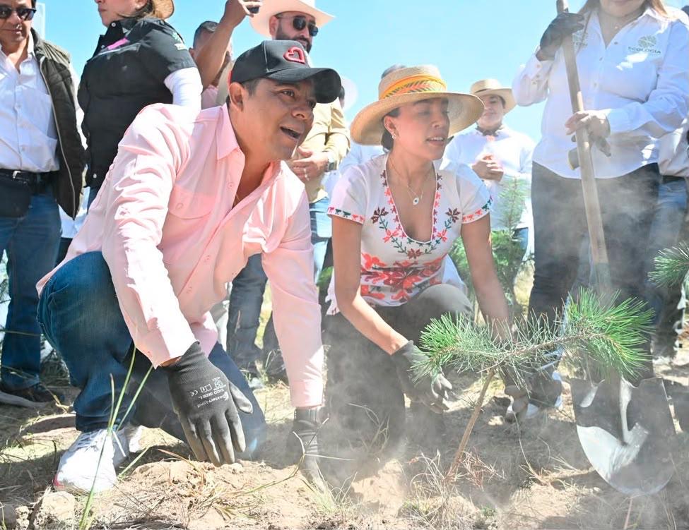 Ricardo Gallardo Cardona durante jornada de reforestación en la Sierra de San Miguelito, acompañado por autoridades federales y estatales.