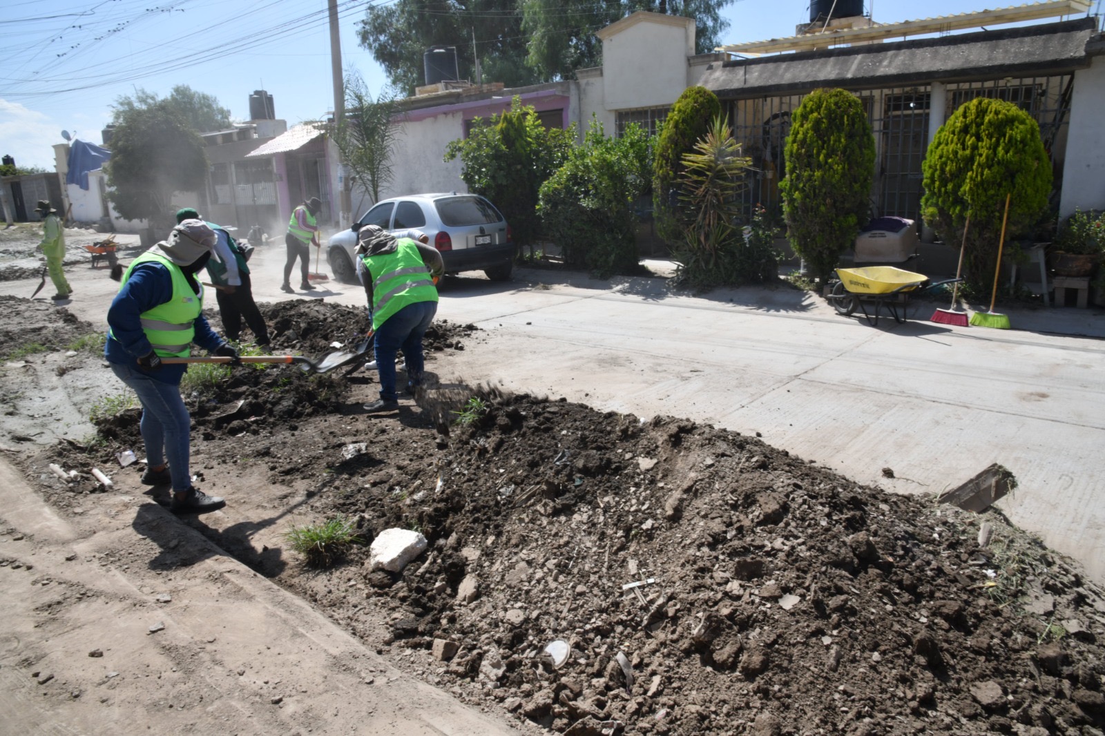 Cuadrillas de Servicios Municipales retiran tierra y lodo acumulado por lluvias en la calle Markina de la colonia Vizcaya, en Soledad de Graciano Sánchez.