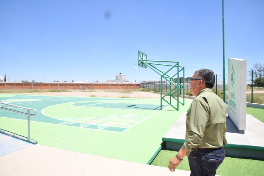 Juan Manuel Navarro Muñiz recorre instalaciones de la Secundaria General Valle de la Palma en Soledad de Graciano Sánchez.
