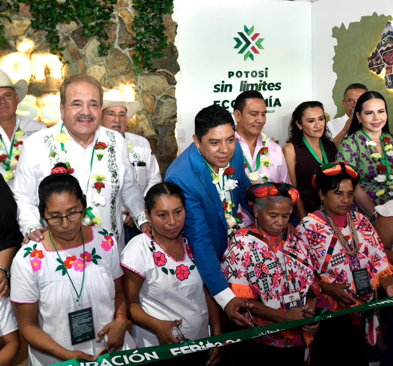 Ricardo Gallardo Cardona durante la inauguración del Pabellón Artesanal de la Feria Nacional Potosina 2026, acompañado por artesanas y autoridades estatales.