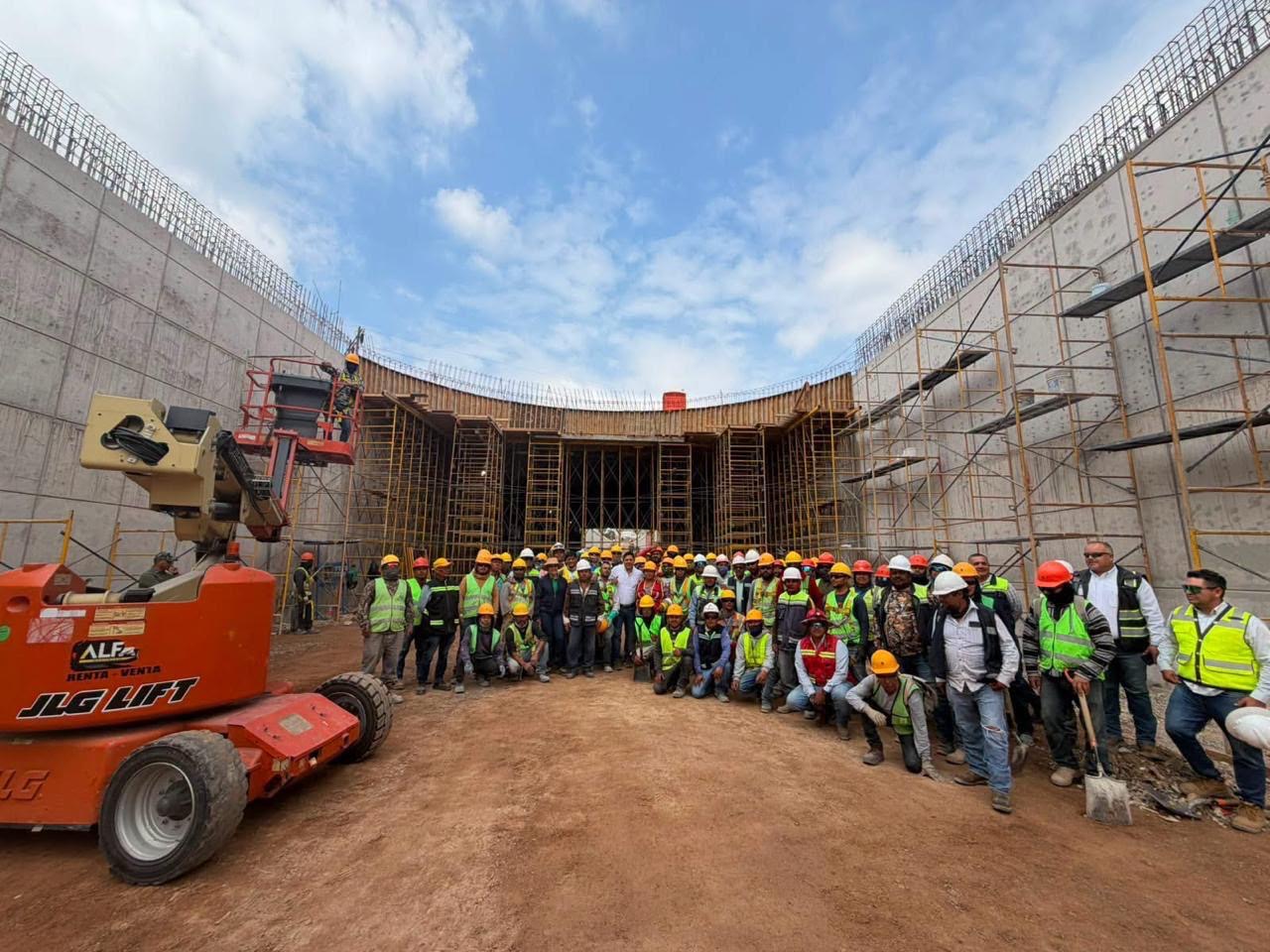 Ricardo Gallardo Cardona durante un recorrido en obra pública; anunció que su Quinto Informe de Gobierno se realizará en la capital potosina y en Rioverde.