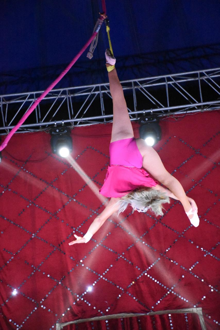 Acróbata durante una función del Royal Star Circus en la Feria Nacional Potosina 2026.