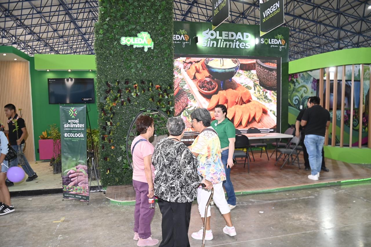 Stand turístico de Soledad de Graciano Sánchez en la Feria Nacional Potosina 2026, donde se promueven su historia, gastronomía y atractivos locales.