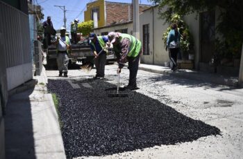 Trabajadores municipales realizan labores de bacheo en una calle de Soledad de Graciano Sánchez