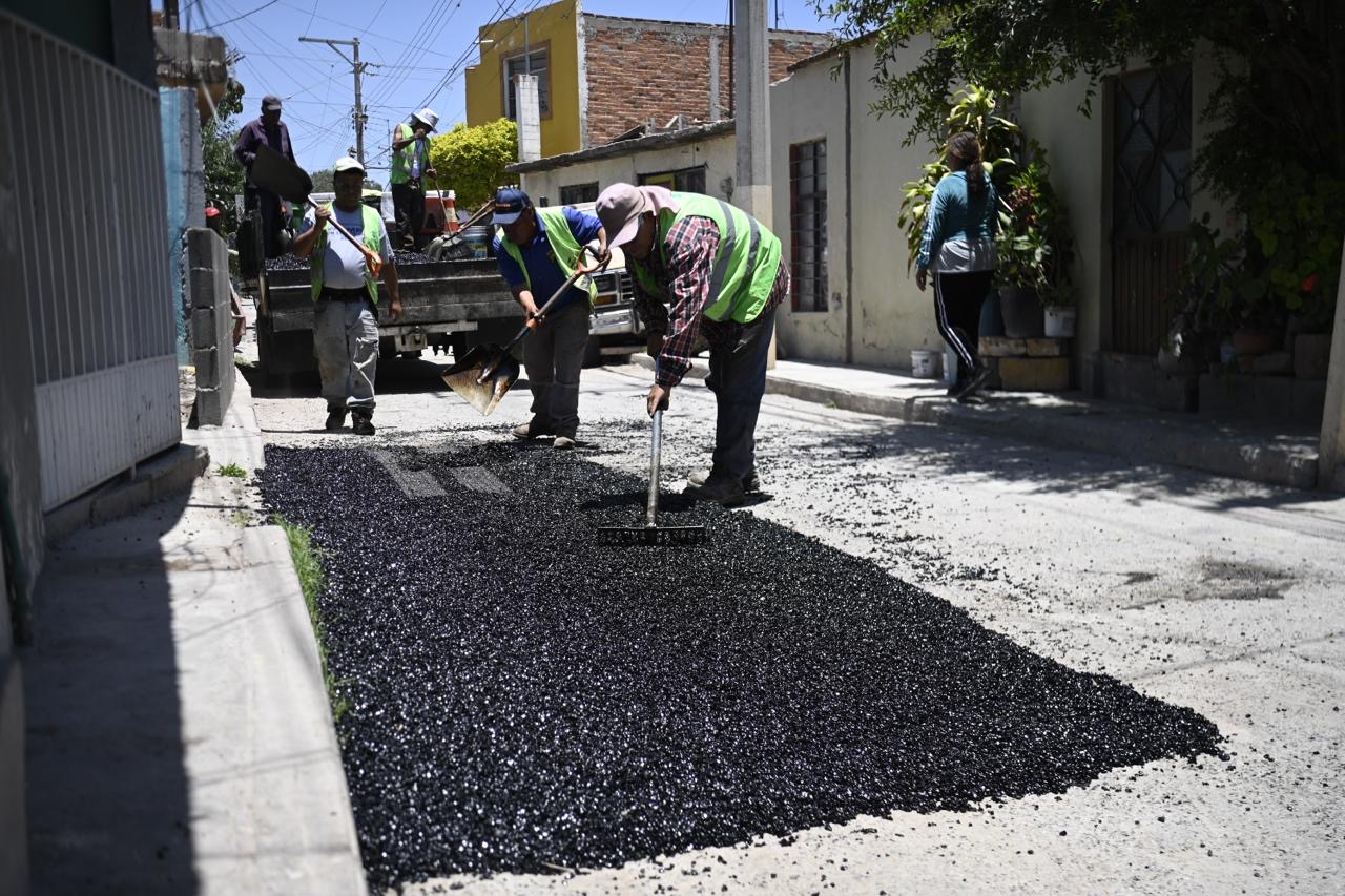 Trabajadores municipales realizan labores de bacheo en una calle de Soledad de Graciano Sánchez