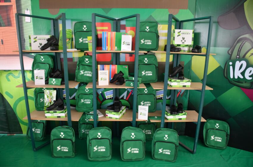  Soledad entrega mochilas, útiles y zapatos a familias antes del regreso a clases