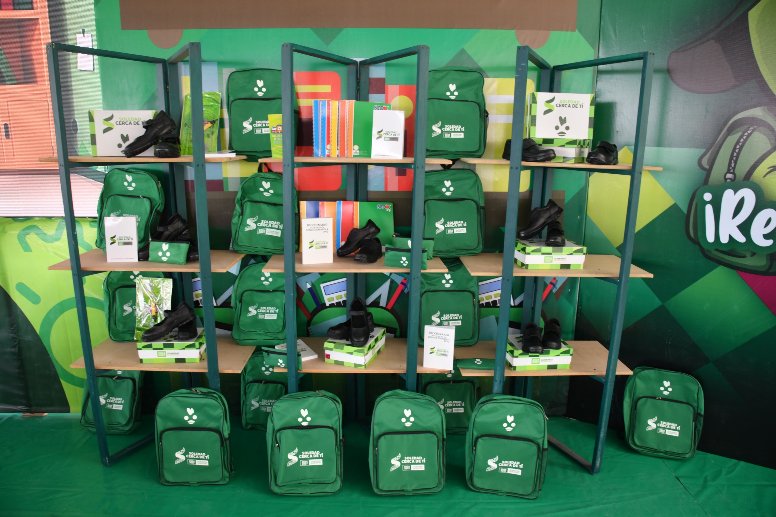 Mochilas, útiles escolares y zapatos entregados a familias de Soledad de Graciano Sánchez dentro del programa Regreso a Clases