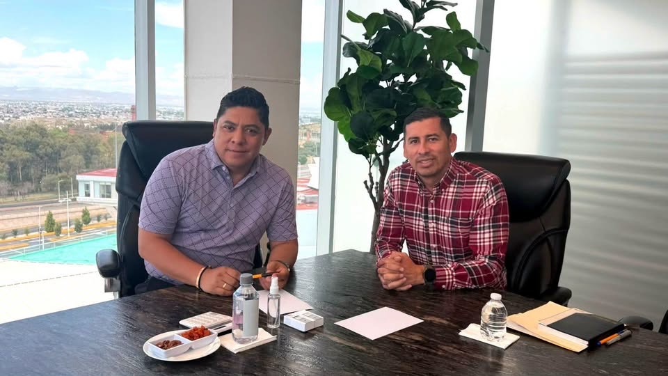 Ricardo Gallardo Cardona y Jorge Grimaldo Limón durante reunión de trabajo para revisar obras de Seduvop en las cuatro regiones de San Luis Potosí.