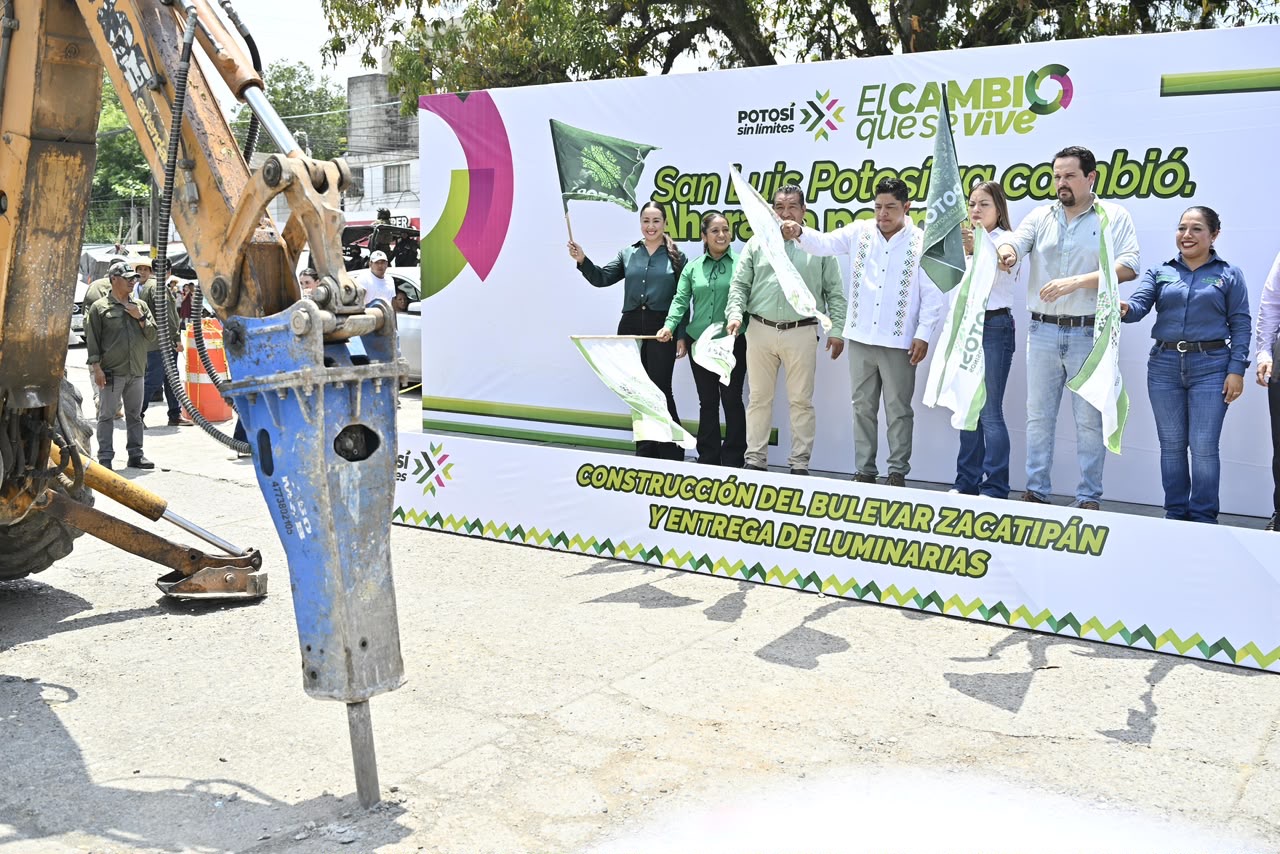 Ricardo Gallardo Cardona durante el inicio de la construcción del bulevar Zacatipán en Tamazunchale.