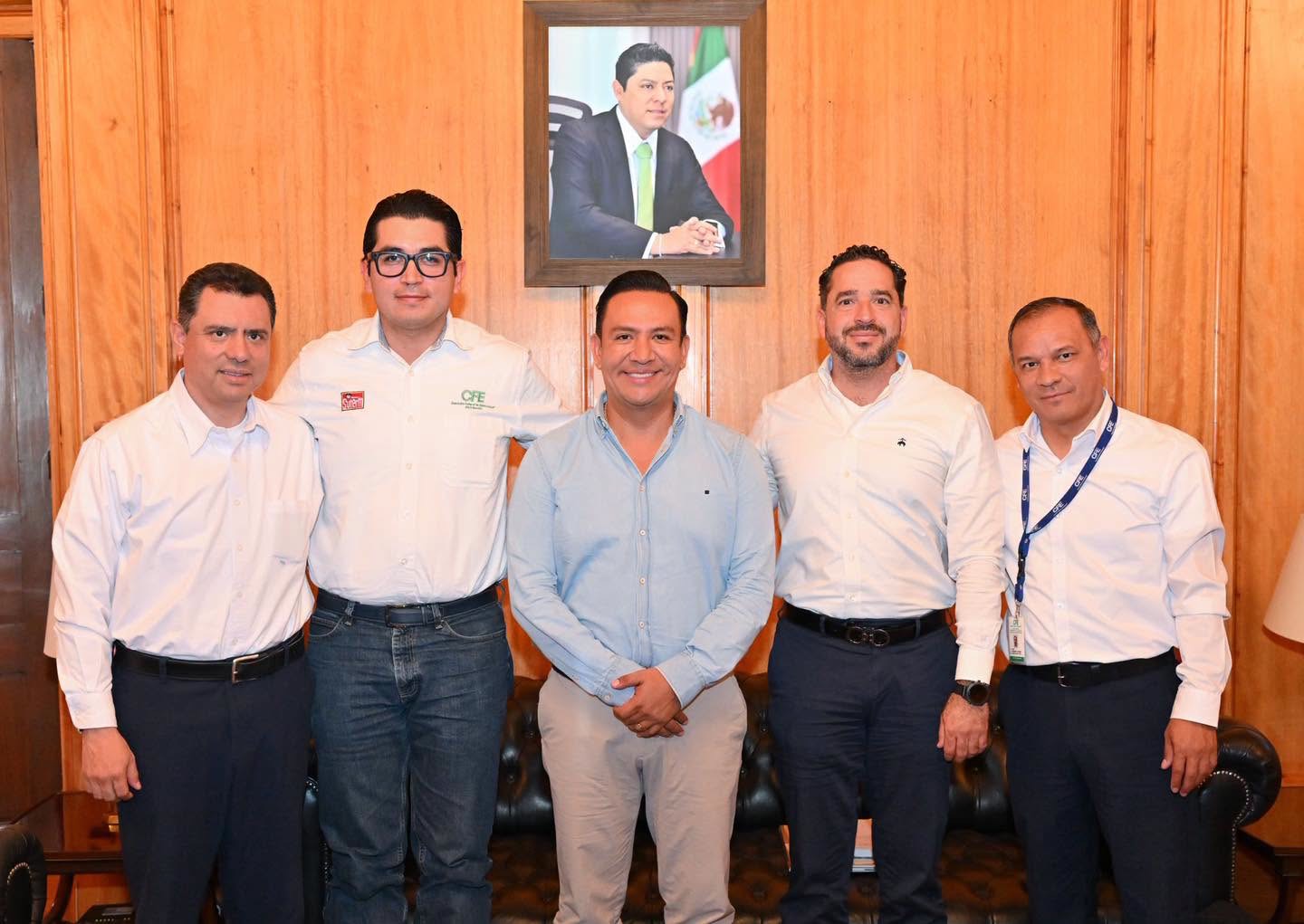 Autoridades del Gobierno del Estado y de la Comisión Federal de Electricidad durante reunión sobre suministro eléctrico en San Luis Potosí.