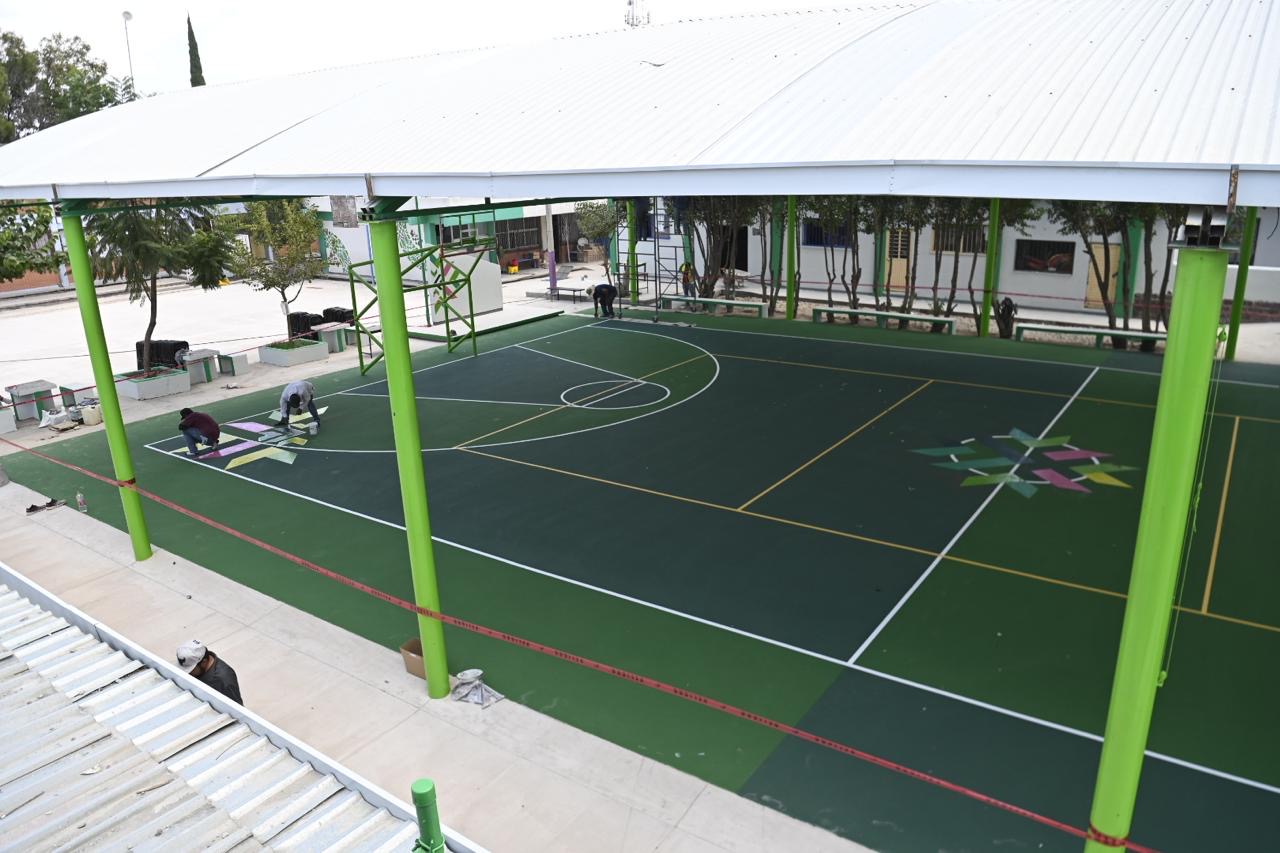 Cancha techada de un plantel escolar en Soledad de Graciano Sánchez durante trabajos de mantenimiento y rehabilitación