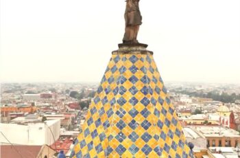 Torre del Templo de Nuestra Señora del Carmen, en la Plaza del Carmen del Centro Histórico de San Luis Potosí, durante trabajos de conservación.