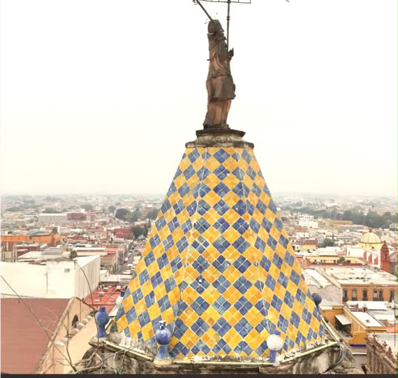 Torre del Templo de Nuestra Señora del Carmen, en la Plaza del Carmen del Centro Histórico de San Luis Potosí, durante trabajos de conservación.