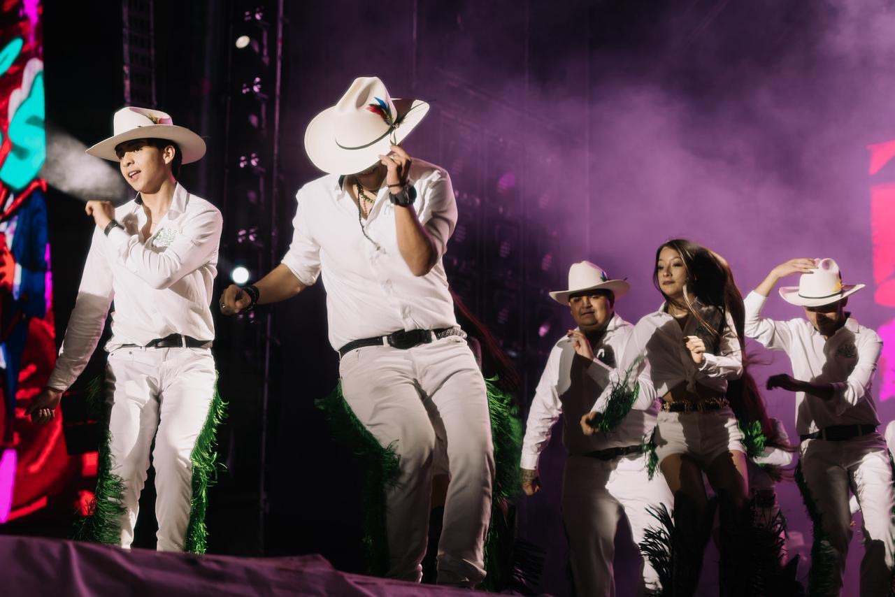 Presentación de agrupaciones de música regional durante El Potosinazo en El Foro de la Feria Nacional Potosina 2026.