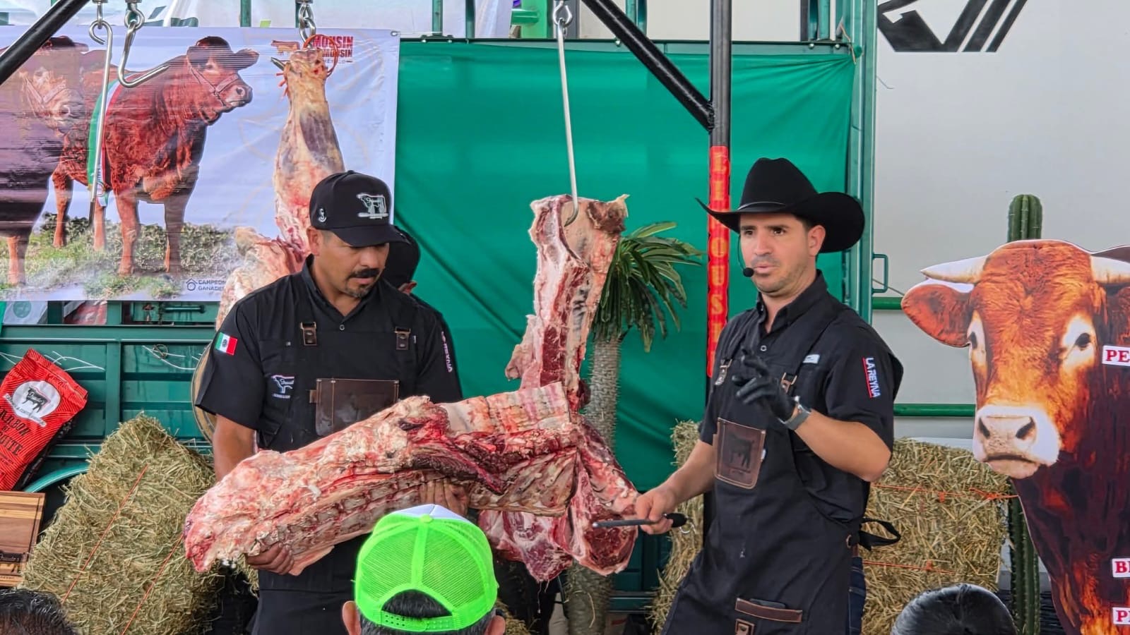 Especialistas realizan una demostración de deshuese y preparación de carne de ganado Limousin durante la master class Del Campo a la Parrilla en la Feria Nacional Potosina 2026.