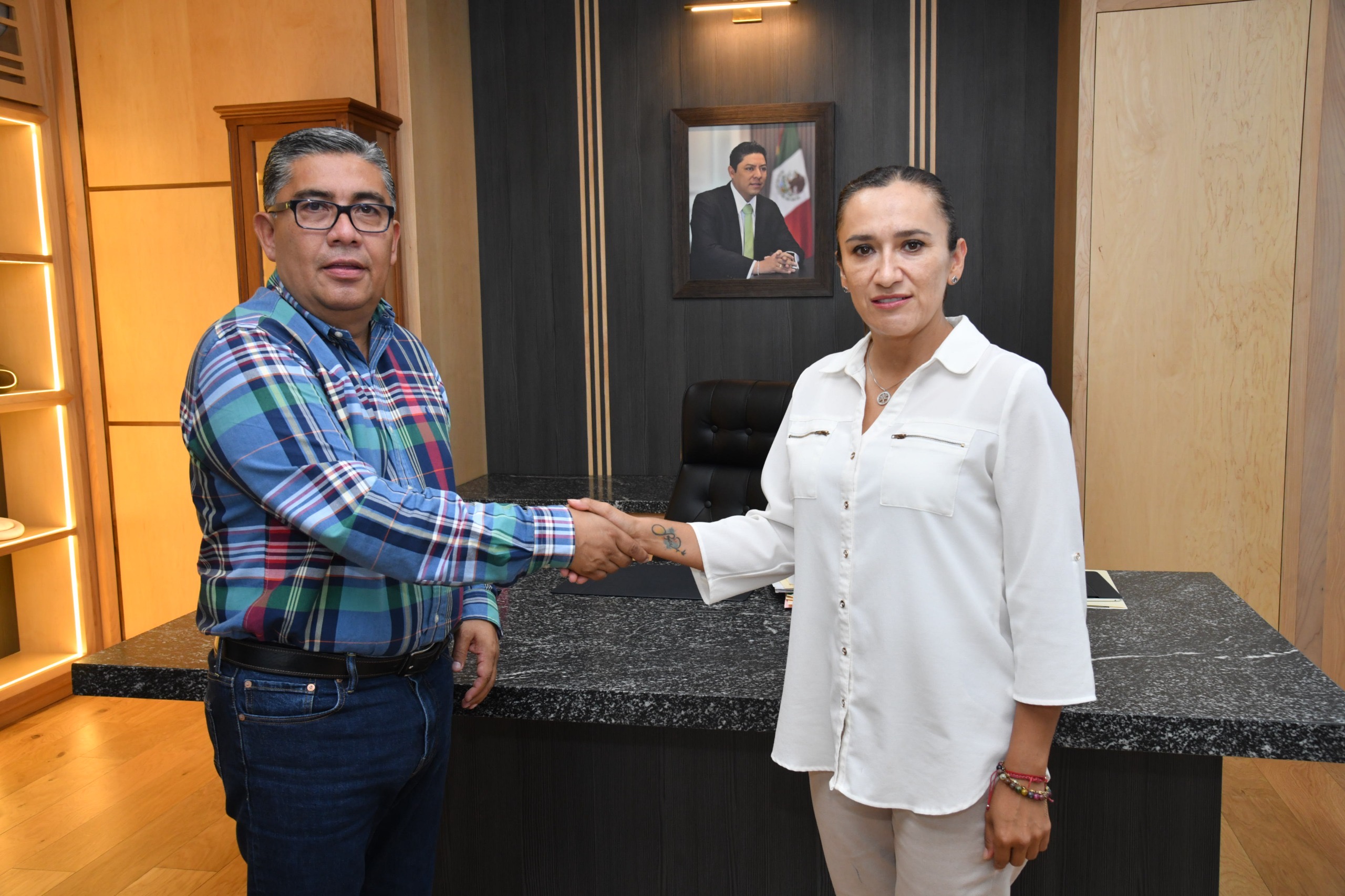 Juan Manuel Navarro Muñiz y Leticia Vargas Tinajero durante el nombramiento de la nueva titular de Desarrollo Social e Infraestructura Municipal de Soledad.