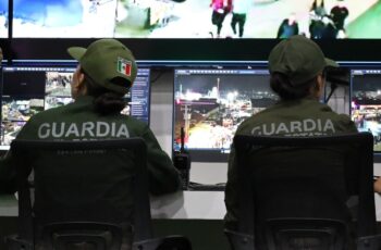 Elementos de seguridad monitorean cámaras de vigilancia para el operativo de la Fenapo 2026 en San Luis Potosí