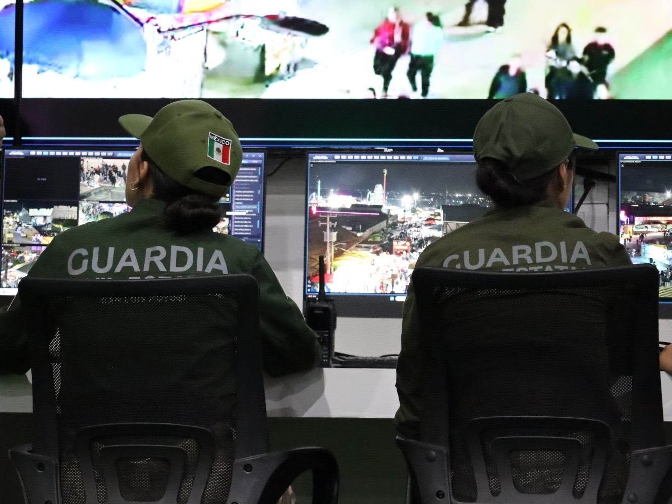 Elementos de seguridad monitorean cámaras de vigilancia para el operativo de la Fenapo 2026 en San Luis Potosí