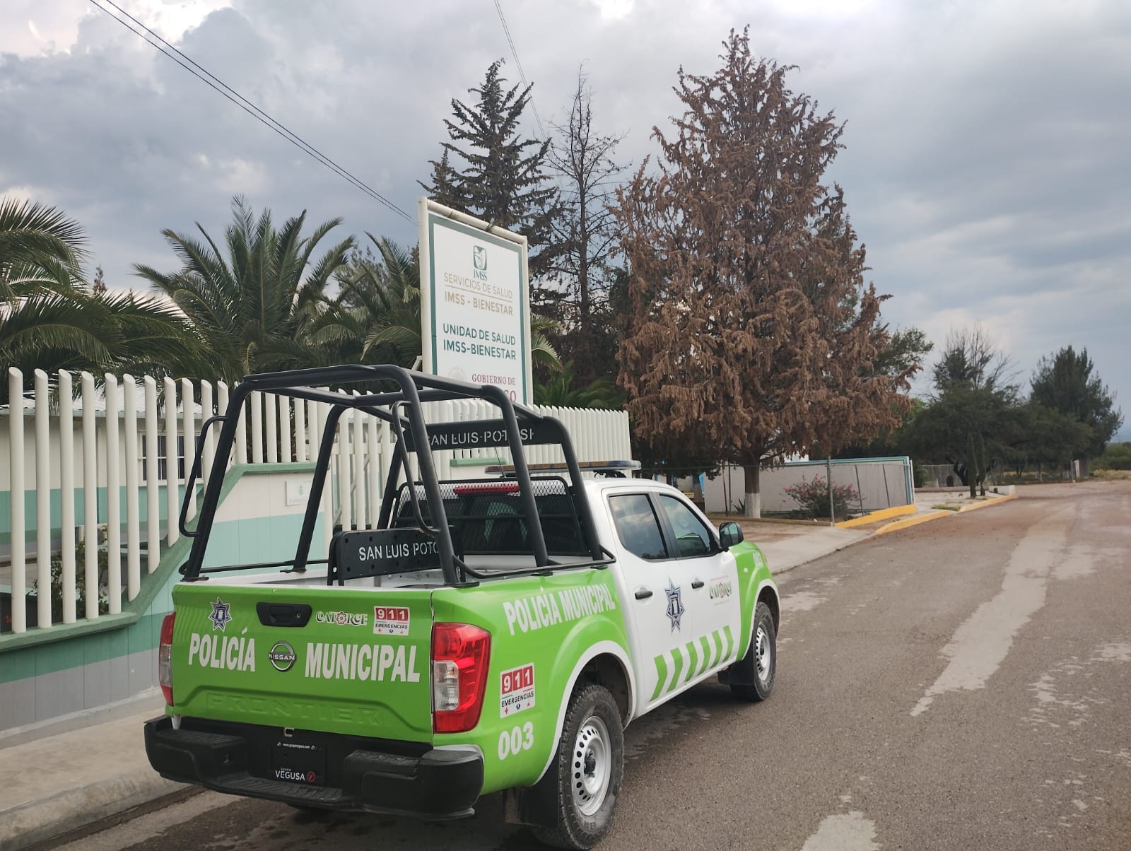 Patrulla municipal frente a una unidad de salud durante recorridos de vigilancia en San Luis Potosí.