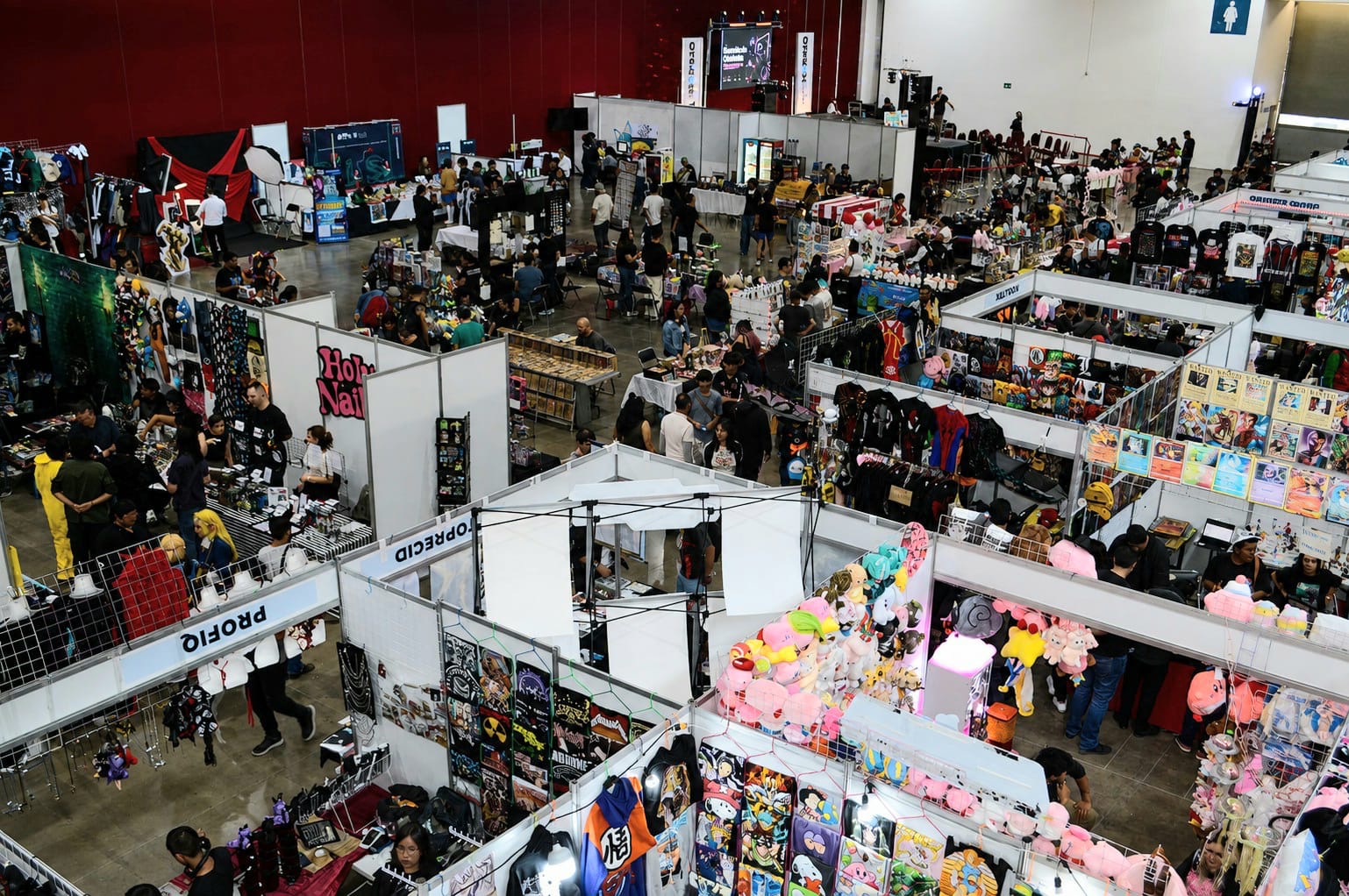 Asistentes recorren stands de OTAKON 2026 en el Centro de Negocios Potosí