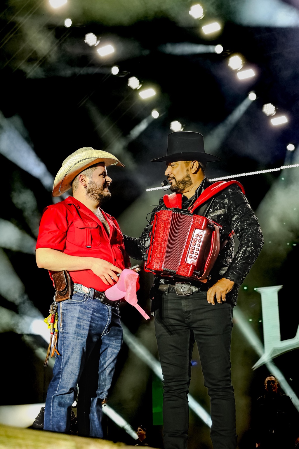Integrantes de Alameños de la Sierra durante su presentación en El Foro de la Feria Nacional Potosina 2026.