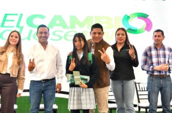 Ricardo Gallardo Cardona durante la entrega de útiles escolares y luminarias LED en Mexquitic de Carmona, San Luis Potosí.