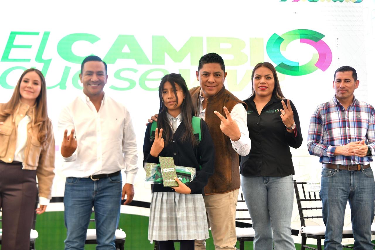 Ricardo Gallardo Cardona durante la entrega de útiles escolares y luminarias LED en Mexquitic de Carmona, San Luis Potosí.