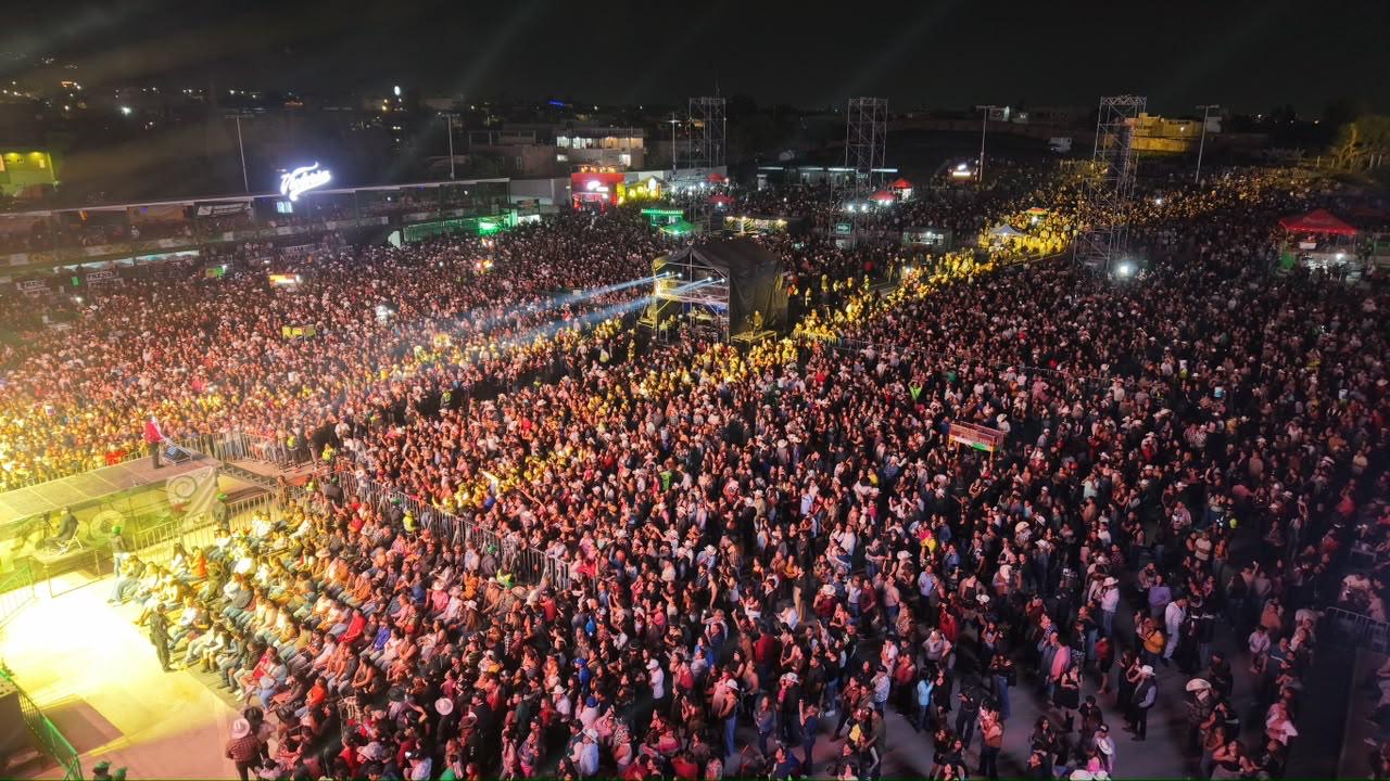 Vista aérea de El Foro de la Feria Nacional Potosina 2026 durante el Chihuahua Fest, con miles de asistentes al concierto de norteño sax.