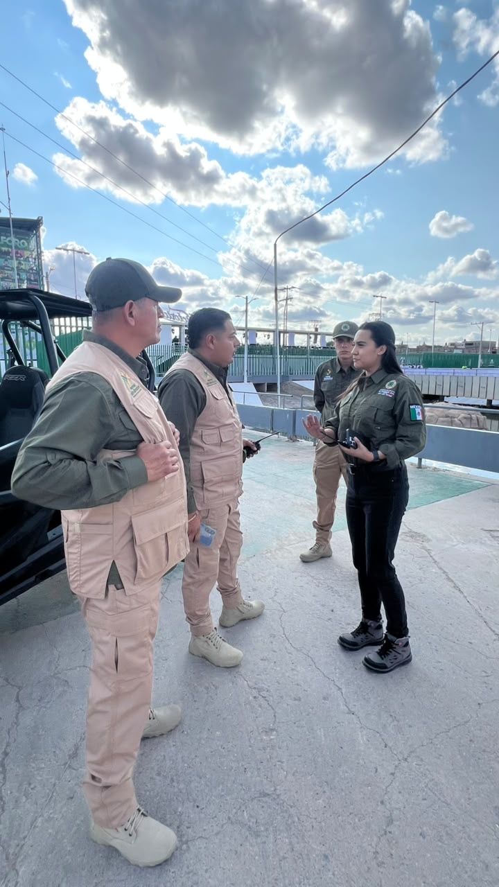 Personal de Protección Civil Estatal coordina el operativo de vigilancia durante el inicio de la Feria Nacional Potosina 2026.