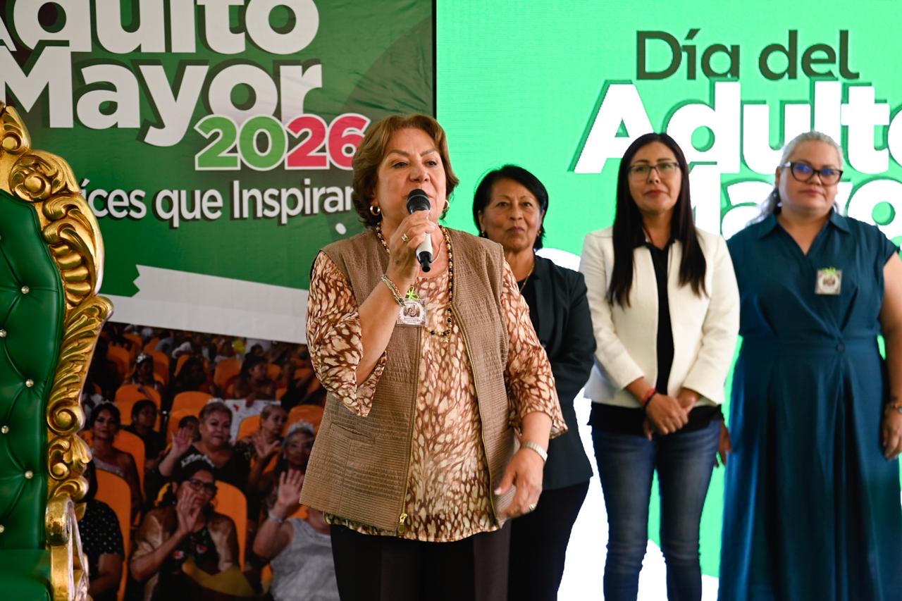 Celebración del Día del Adulto Mayor en Soledad de Graciano Sánchez, con autoridades municipales y representantes de clubes de adulto mayor.