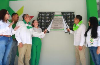Ricardo Gallardo Cardona durante la entrega de un nuevo edificio de la Universidad Intercultural de San Luis Potosí, Unidad Académica Matlapa, en la Huasteca potosina.