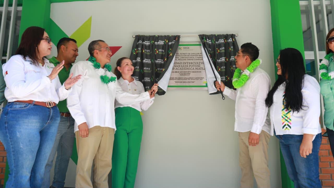 Ricardo Gallardo Cardona durante la entrega de un nuevo edificio de la Universidad Intercultural de San Luis Potosí, Unidad Académica Matlapa, en la Huasteca potosina.