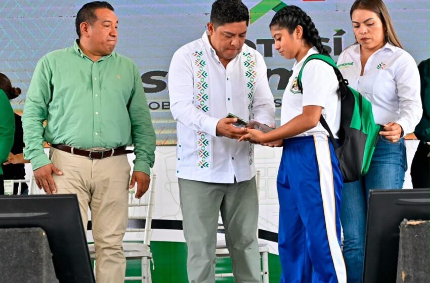  Gallardo entrega apoyos escolares a más de 12 mil estudiantes en Tamazunchale