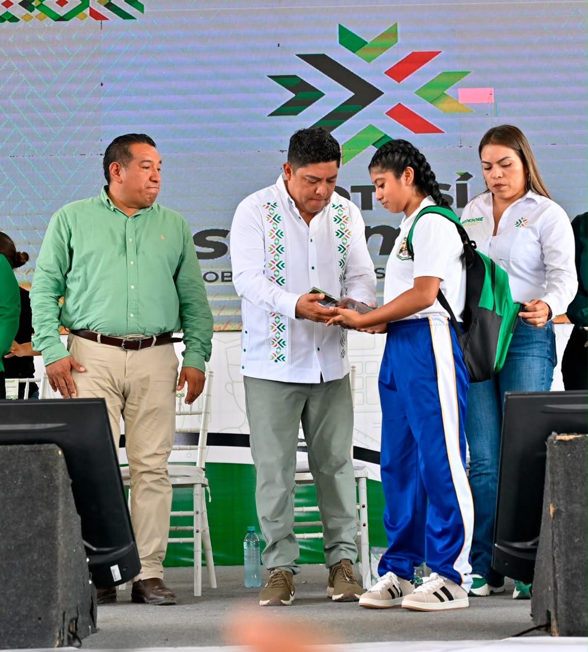 Ricardo Gallardo Cardona entrega apoyos escolares a una estudiante durante el programa Regreso a Clases 2026 en Tamazunchale.