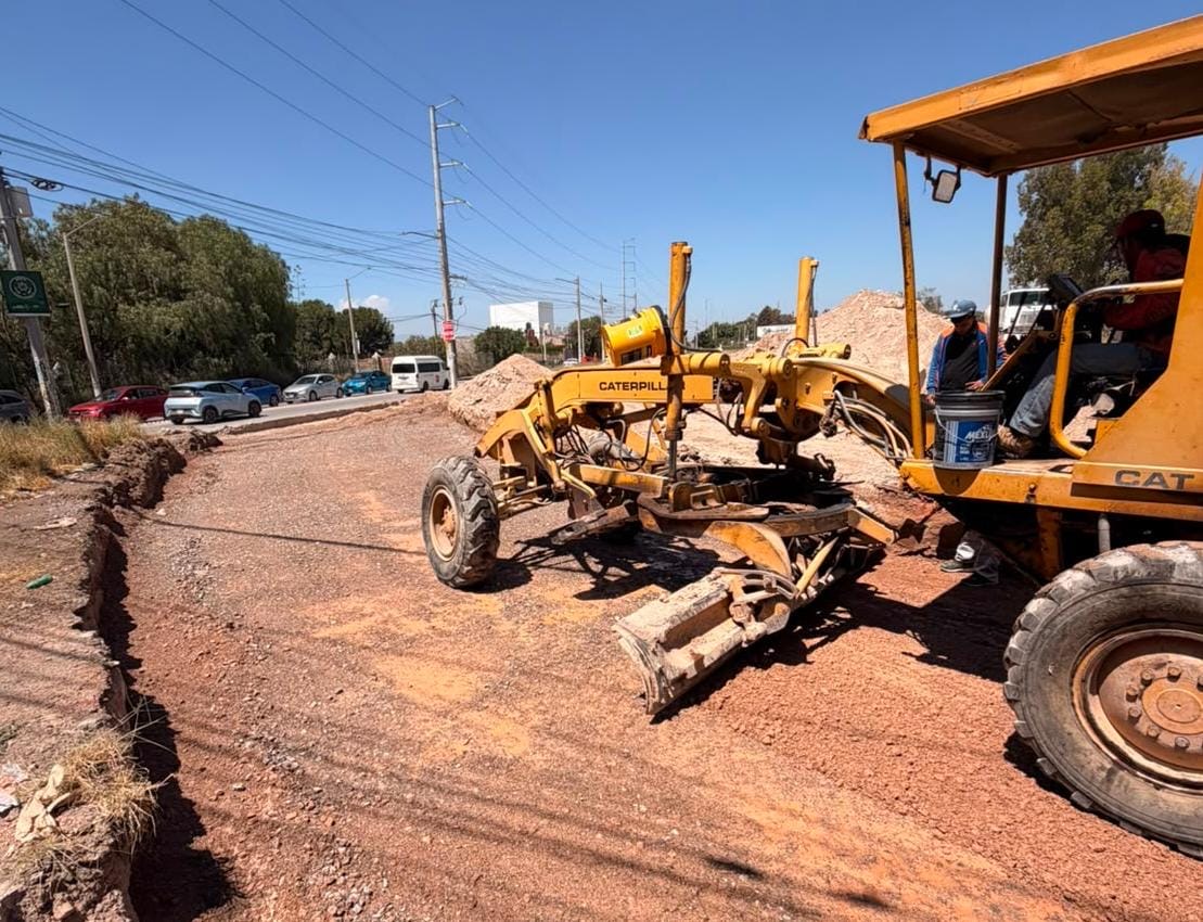 Maquinaria realiza trabajos de construcción de un carril de incorporación vial hacia avenida San Pedro en Soledad de Graciano Sánchez