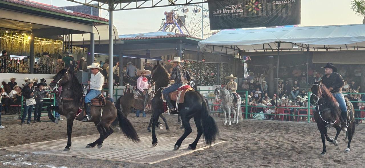 Caballos y jinetes participan en el Campeonato Nacional de Caballos Bailadores en Tierra Ganadera de la Feria Nacional Potosina 2026.