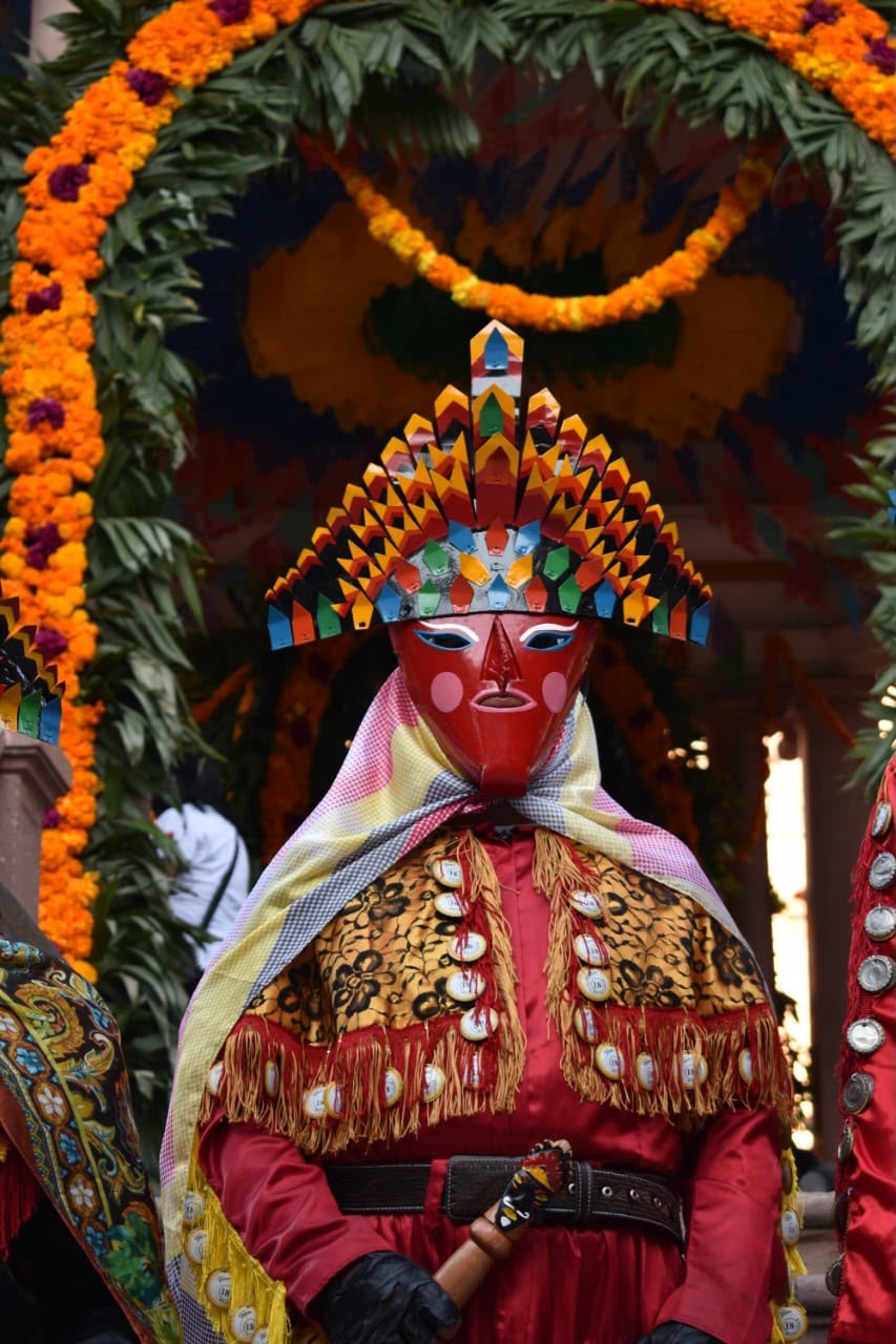 Persona con máscara y vestimenta tradicional durante una celebración de Xantolo, festividad que se prepara en San Martín Chalchicuautla para 2026.