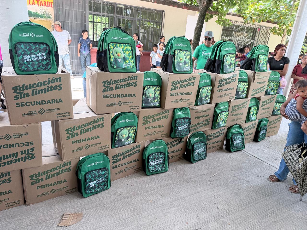 Mochilas y paquetes de útiles escolares del programa Educación Sin Límites preparados para su entrega en San Luis Potosí