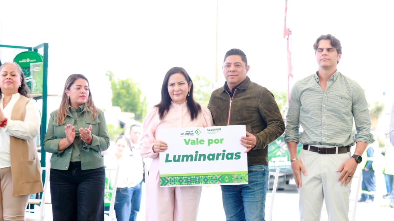 Ricardo Gallardo Cardona durante entrega de apoyos escolares y luminarias LED en Villa de Pozos, San Luis Potosí.