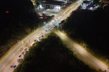 Vista aérea nocturna de vialidades en la zona poniente de San Luis Potosí, relacionada con el proyecto del Puente de Villa Magna