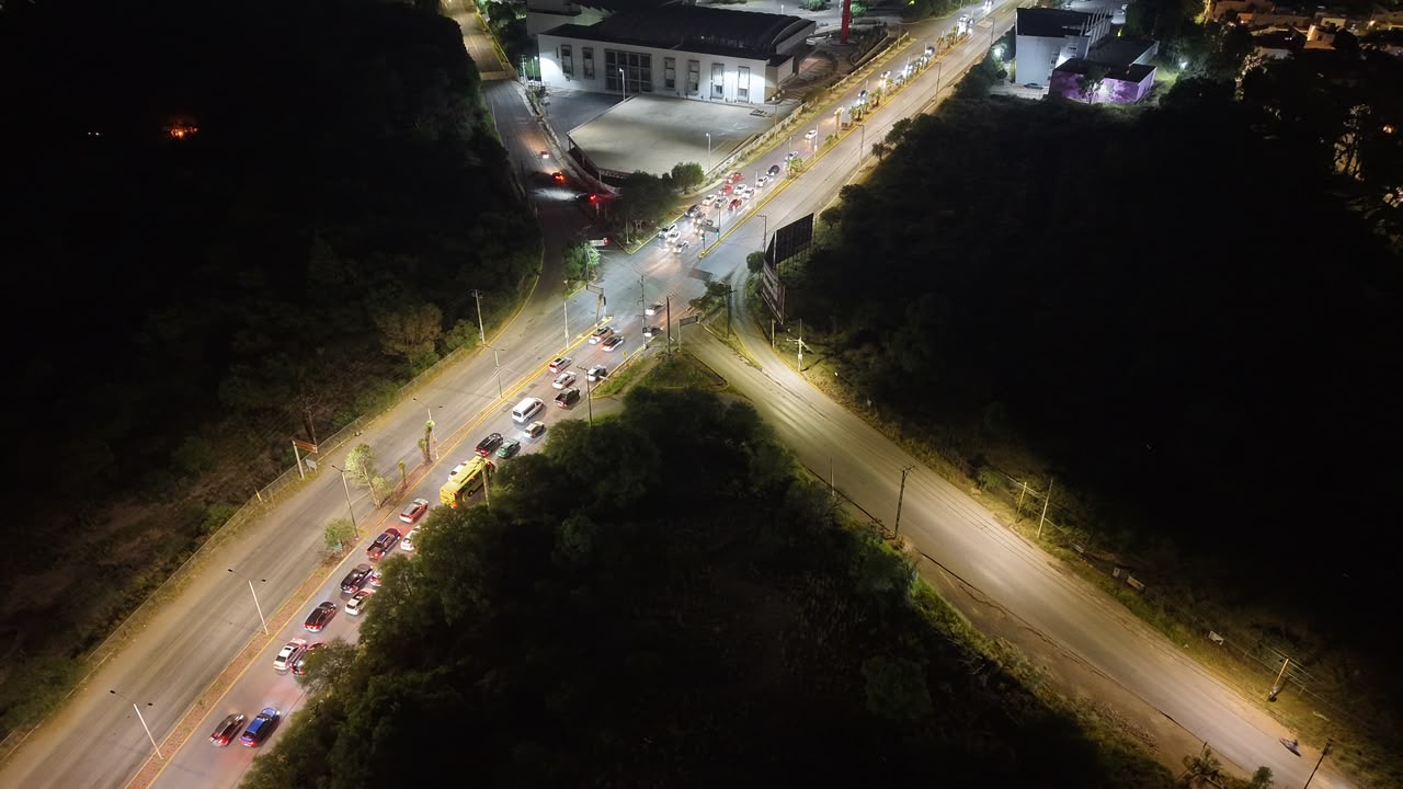 Vista aérea nocturna de vialidades en la zona poniente de San Luis Potosí, relacionada con el proyecto del Puente de Villa Magna