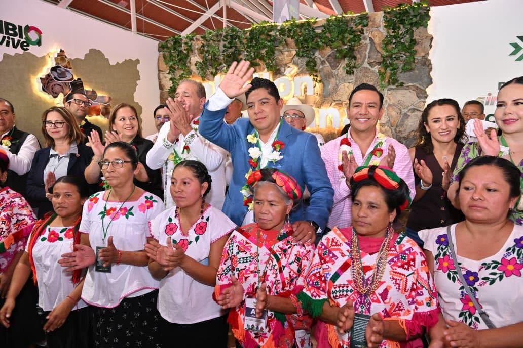 Autoridades estatales y artesanas durante actividades de la Feria Nacional Potosina 2026.