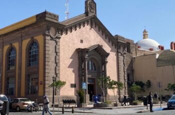 Fachada de la Biblioteca Pública Universitaria de la UASLP en el Centro Histórico de San Luis Potosí.