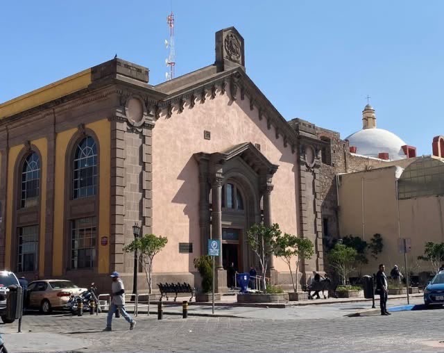 Fachada de la Biblioteca Pública Universitaria de la UASLP en el Centro Histórico de San Luis Potosí.