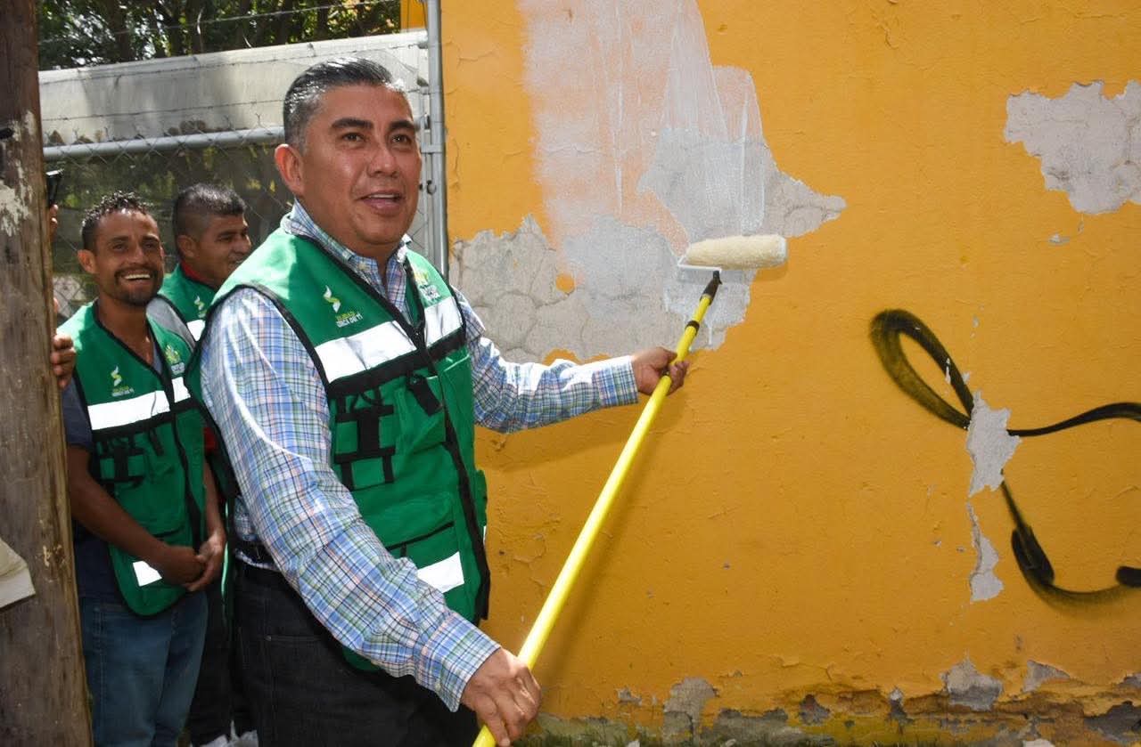 Juan Manuel Navarro Muñiz participa en labores de mantenimiento y pintura de espacios públicos en Soledad de Graciano Sánchez.
